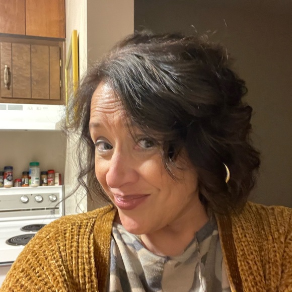 Meet your Posher, Laura - Picture 2 of 2